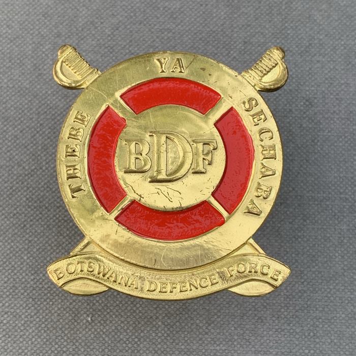 BOTSWANA Defence Force Africa THEBE YA SECHABA Cap Badge Insignia 1990