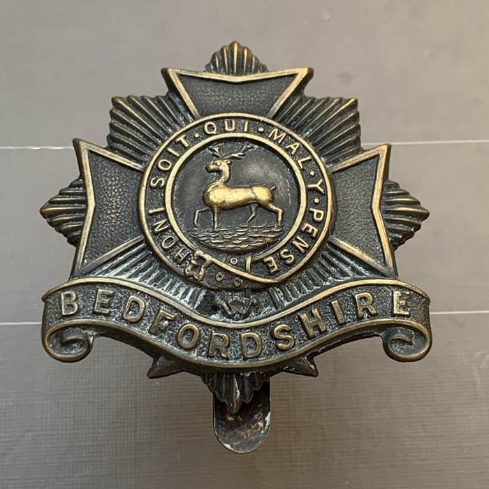 British Bedfordshire Regiment Cap Badge-1 w