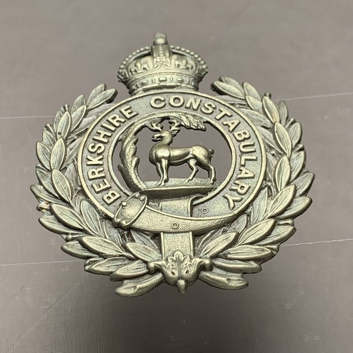 British Berkshire Constabulary Wreath Helmet Plate King's Crown-1 w