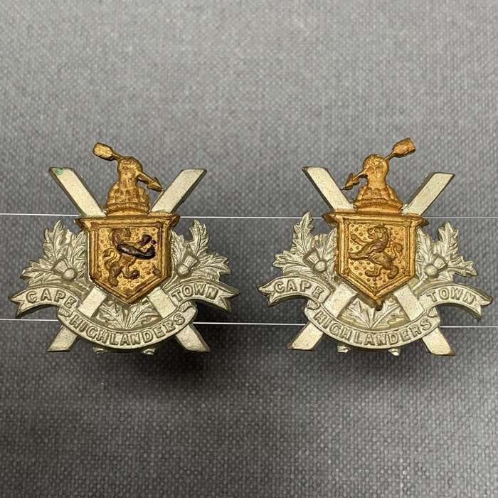 The officers and other ranks wore the same pattern, either gilt brass or bimetal, of differing quality. The arrows and lions face inwards when attached to the collar. This design was also worn as the collar badge of the 4th South African Infantry Regiment in WW1