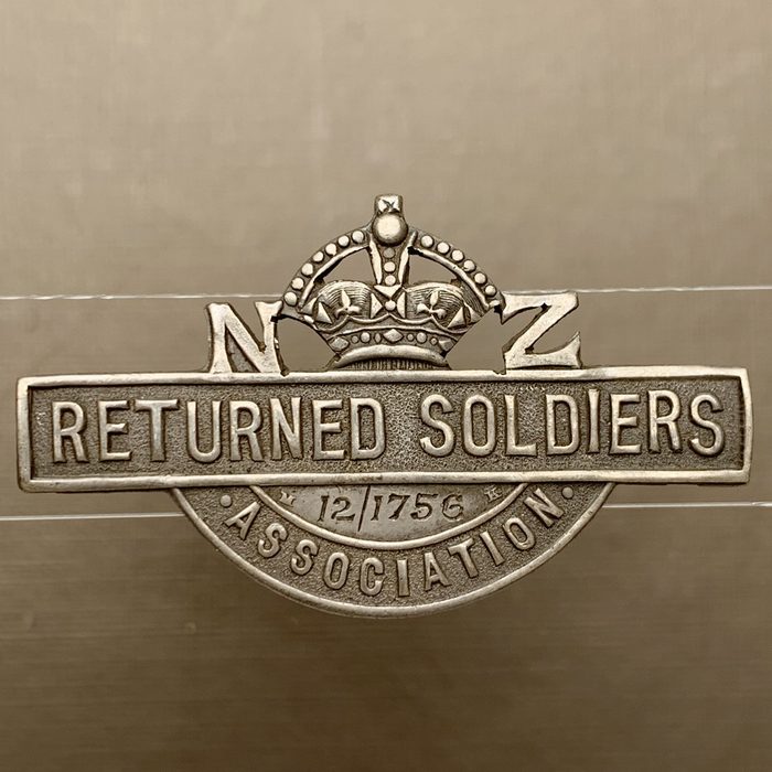 WWI New Zealand Returned Soldiers Association Badge Large RSA SILVER-2 w