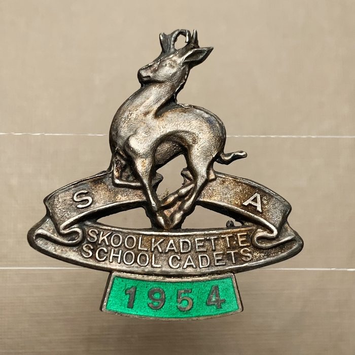 South Africa School Cadets SKOOLKADETTE SOUTH AFRICAN MILLITARY NURSES Cap Badge 1954 SILVER