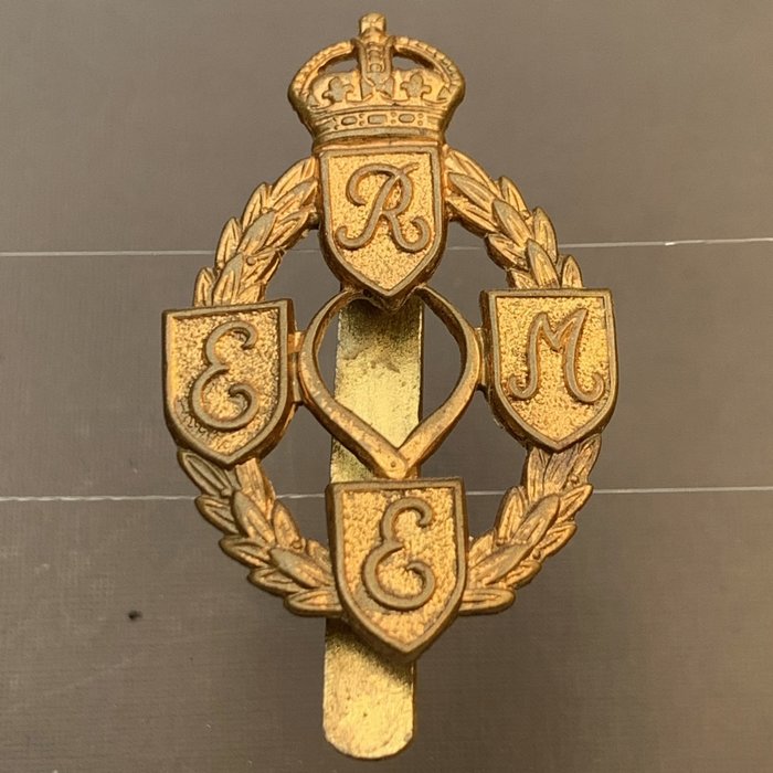 WW2 British Militaria Royal Electrical and Mechanical Engineers Badge Slider Hallmark