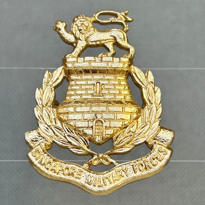 Singapore Military Forces JR Gount London cap badge 1957 RARE