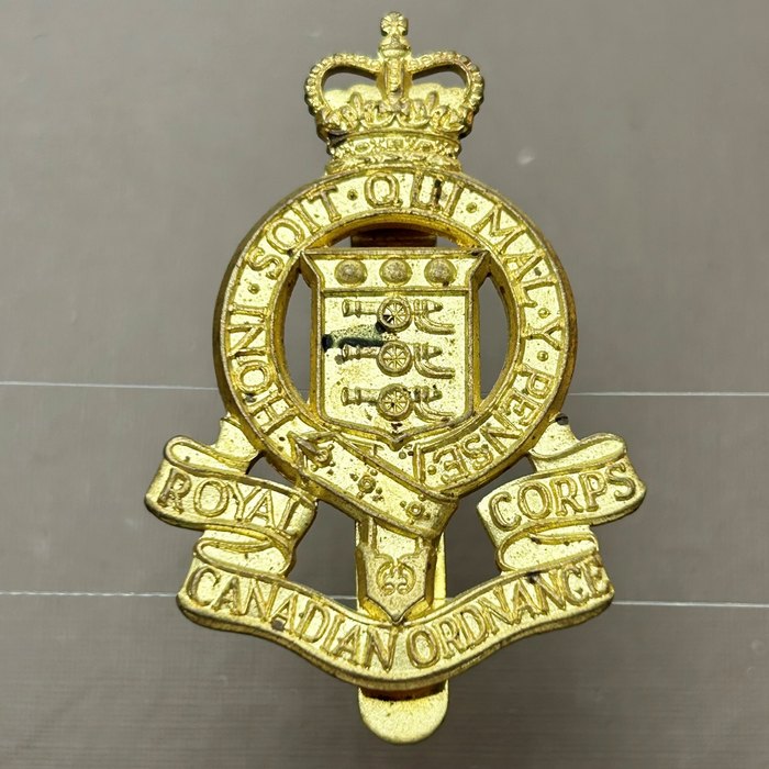 Canada WW2 Royal Canadian Ordnance Corps Kings Crown Cap Badge
