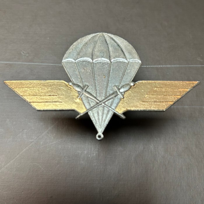 Katanga Katangese Congo Paratrooper Army cap badge Numbered