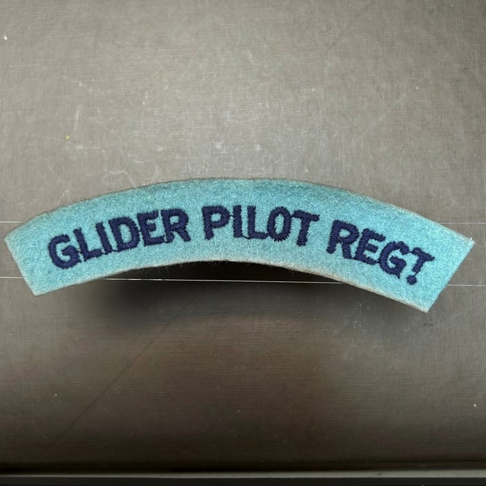UK United Kingdom Air Force GLIDER Pilot Regiment Shoulder Title Badge