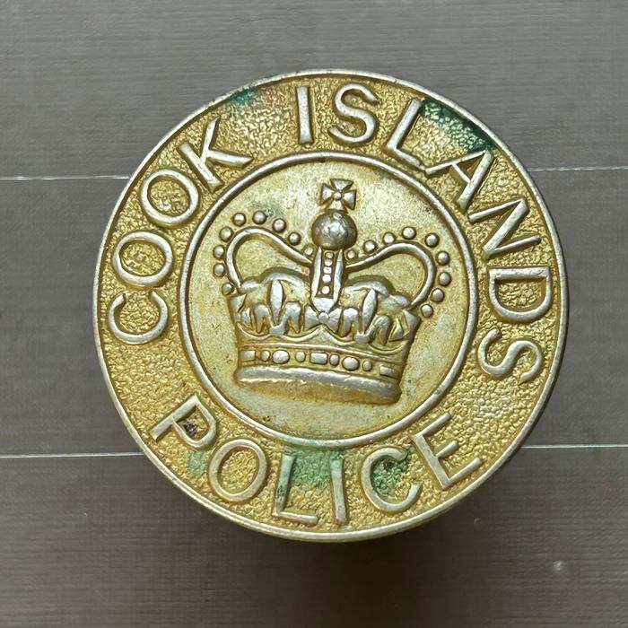 Cook Islands Former Police Service Association cap badge button with lugs Queen's Crown post-1952