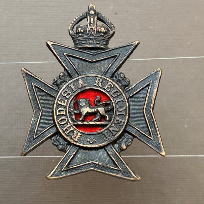 Rhodesian WW2 Rhodesia Regiment Officer`s Cap Badge lugs