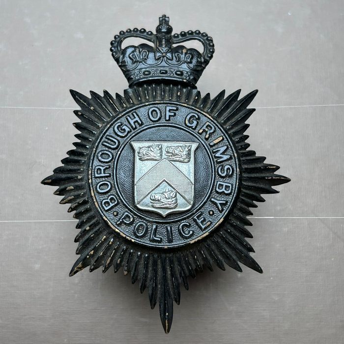 British Police BOROUGH OF GRIMSBY Queens crown Black Night Helmet Plate
